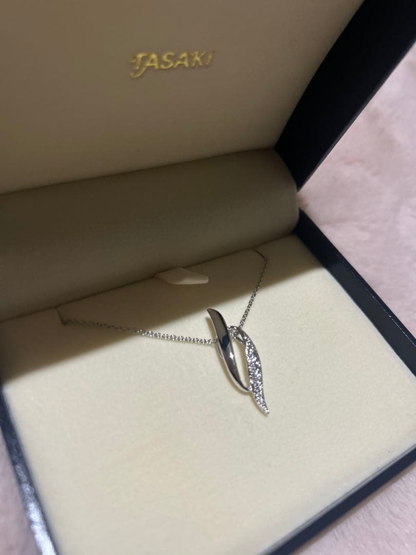 Silver Necklace TASAKI displayed on a white background, showcasing its sleek and elegant design