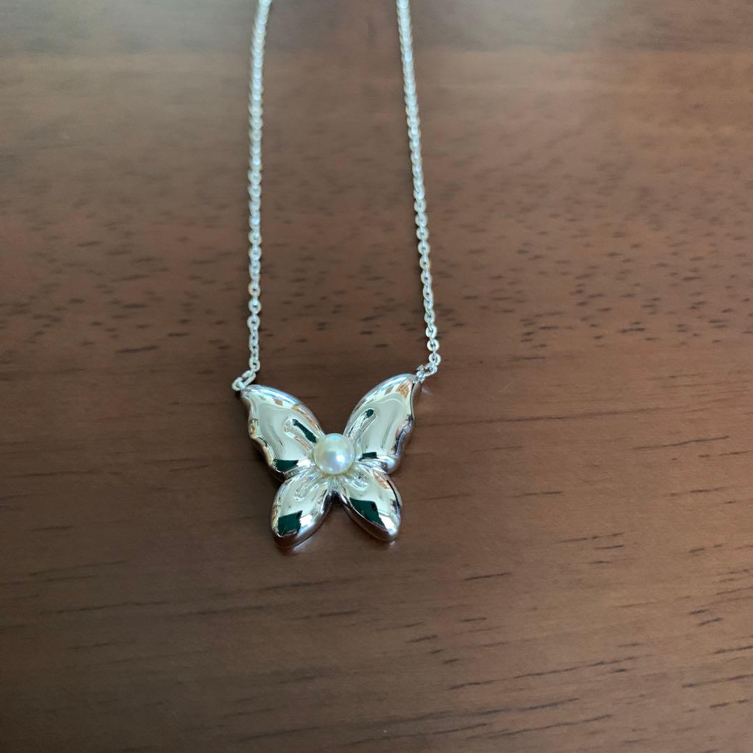 Pearl and silver butterfly-shaped necklace with adjustable 290mm chain, JAL collaboration design