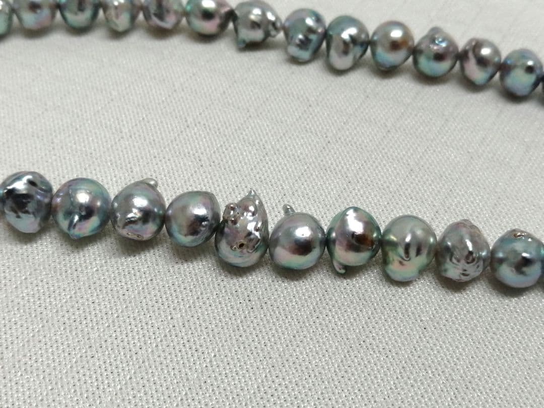 Akoya Pearl Gray Baroque Necklace featuring 9-8 mm pearls on a 43 cm chain