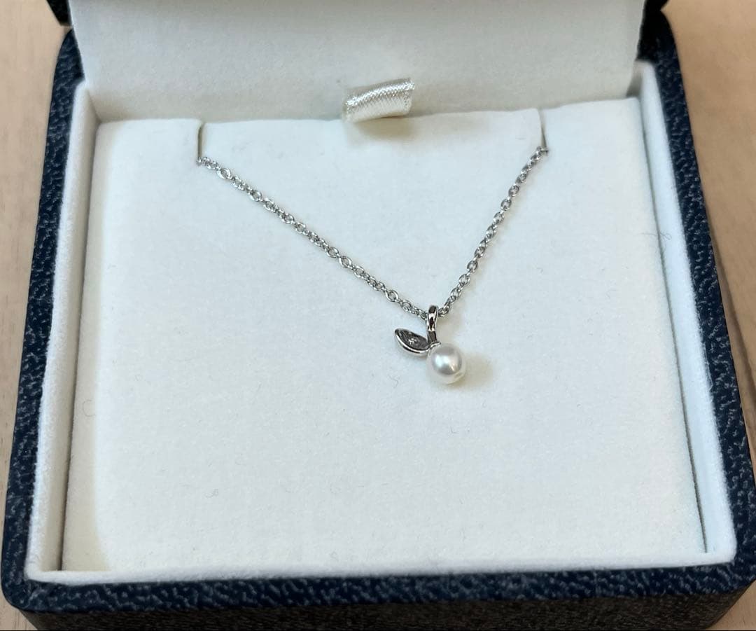 TASAKI Freshwater Pearl Necklace featuring silver chain, pearl and leaf motifs, new and unused