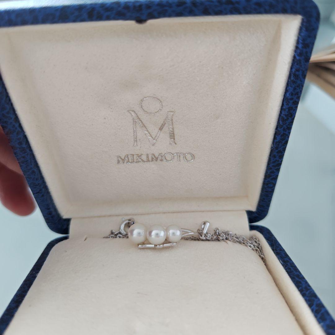 MIKIMOTO pearl necklace with three pearls and silver color chain