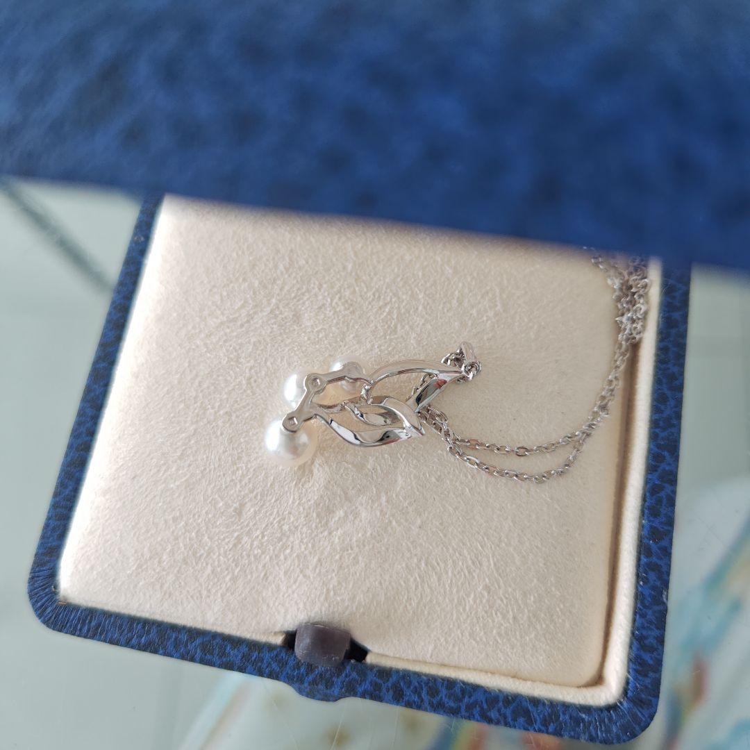 MIKIMOTO pearl necklace with three pearls and silver color chain