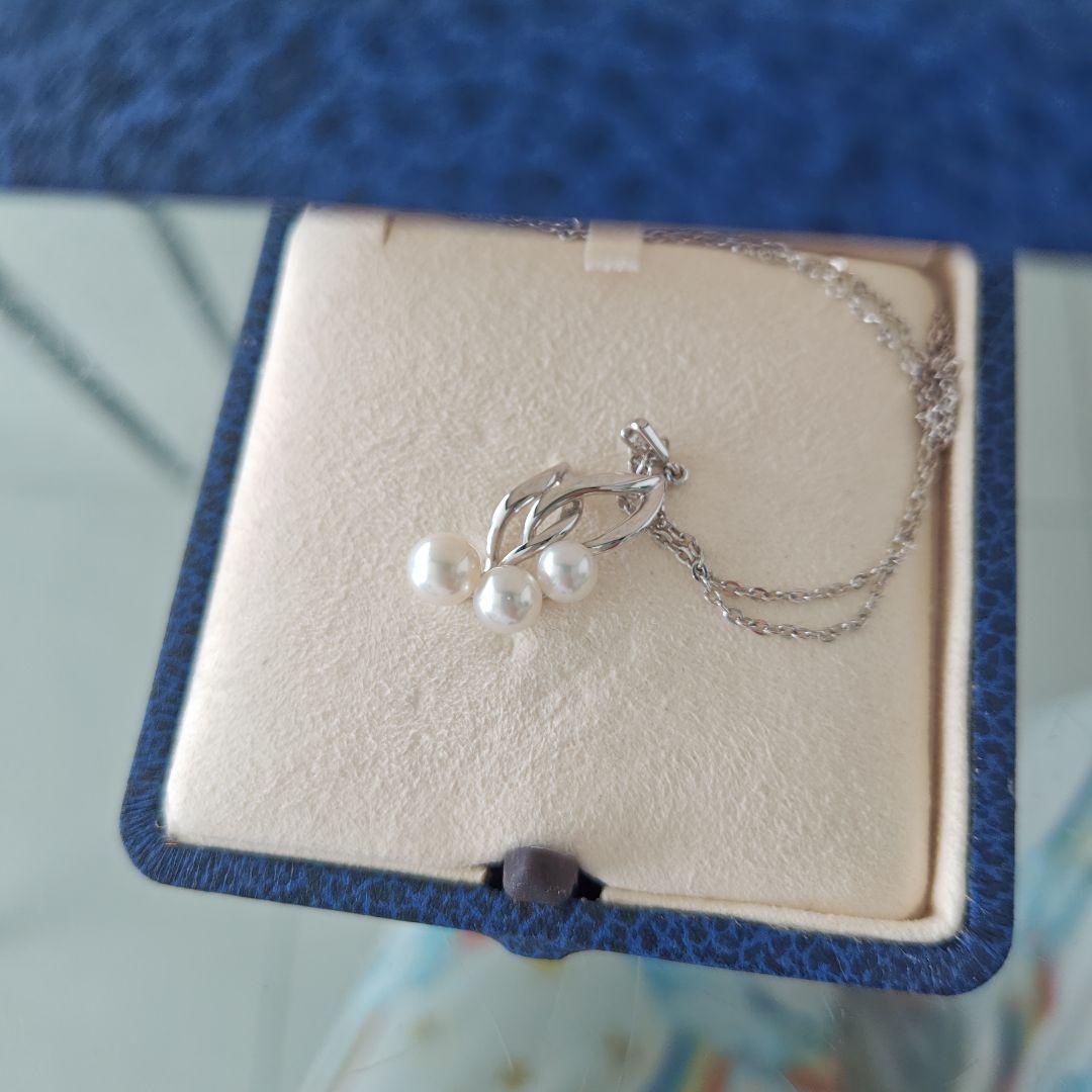 MIKIMOTO pearl necklace with three pearls and silver color chain