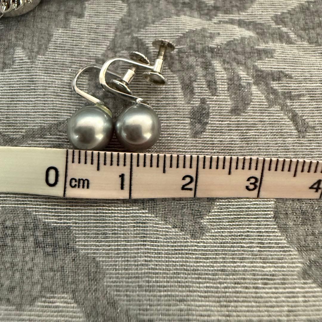 Akoya pearl necklace and matching earrings set with 8mm pearls on 43 cm necklace