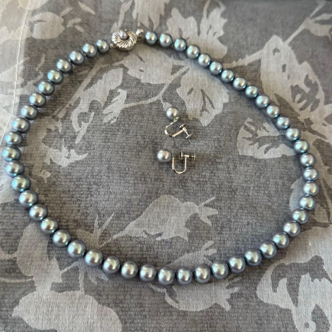 Akoya pearl necklace and matching earrings set with 8mm pearls on 43 cm necklace