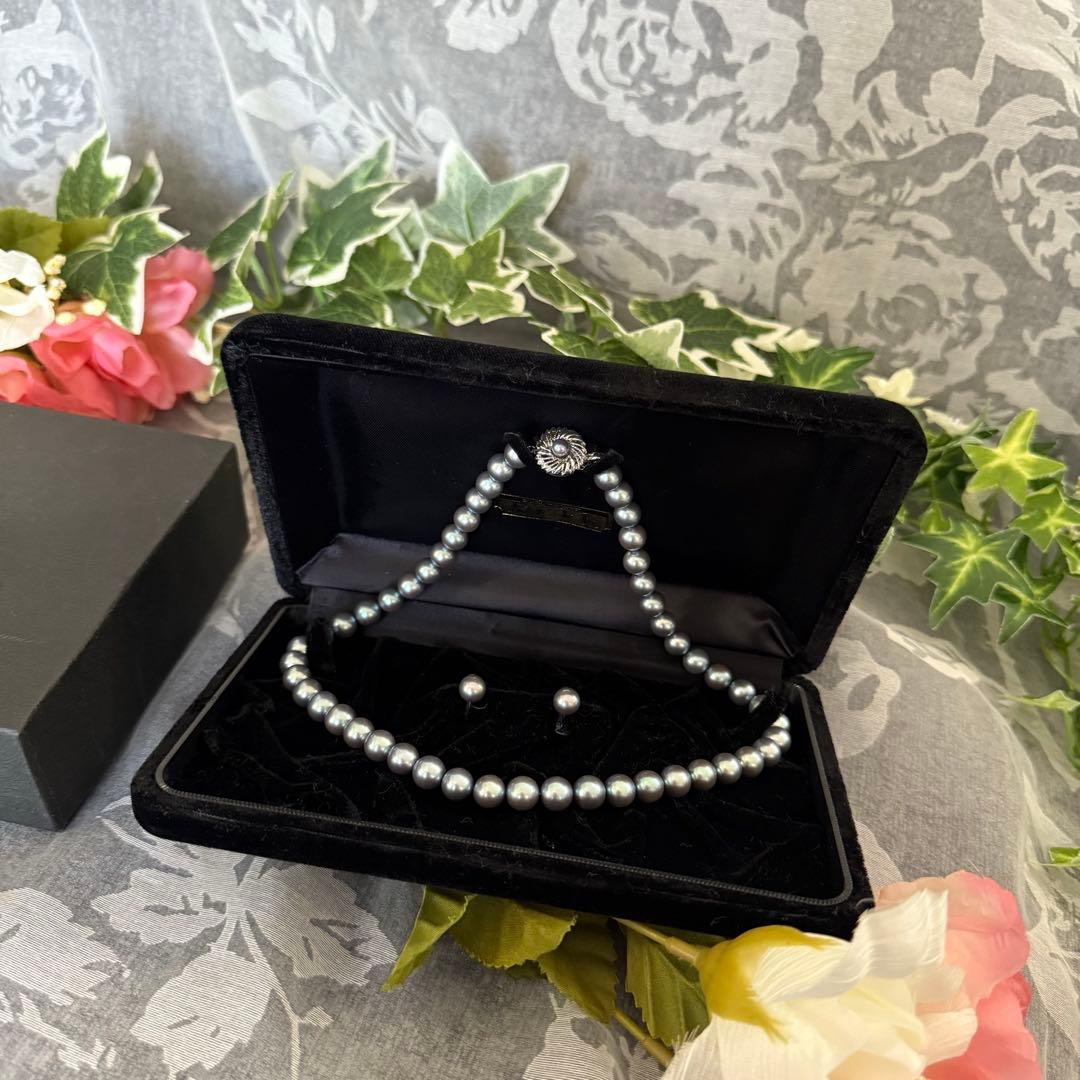 Akoya pearl necklace and matching earrings set with 8mm pearls on 43 cm necklace
