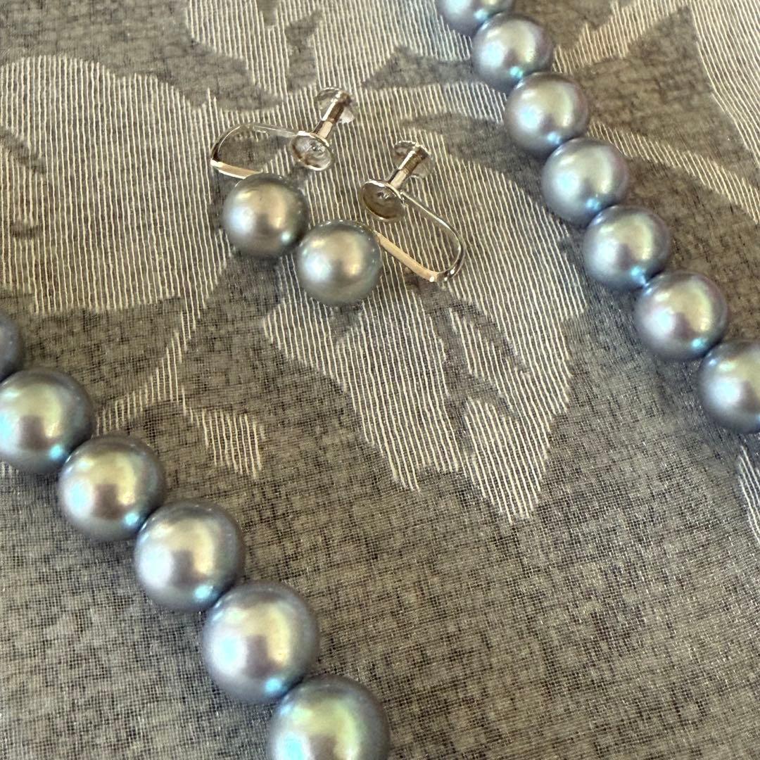 Akoya pearl necklace and matching earrings set with 8mm pearls on 43 cm necklace