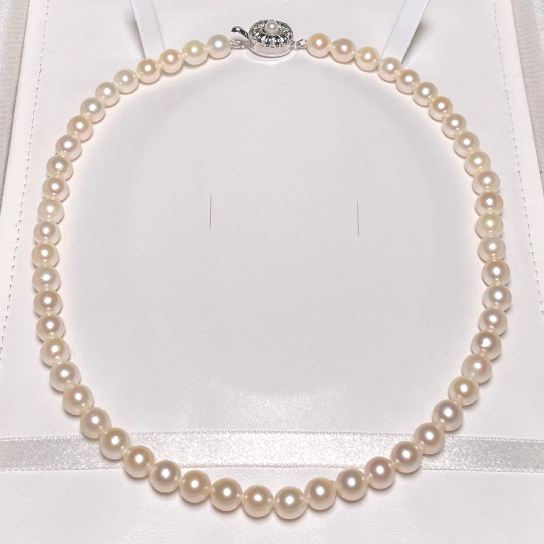 Oyster Akoya pearl necklace with 7.0-7.4mm white round pearls on 42.6cm silver chain marked SILVER
