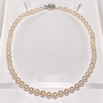 Oyster Akoya pearl necklace with 7.0-7.4mm white round pearls on 42.6cm silver chain marked SILVER