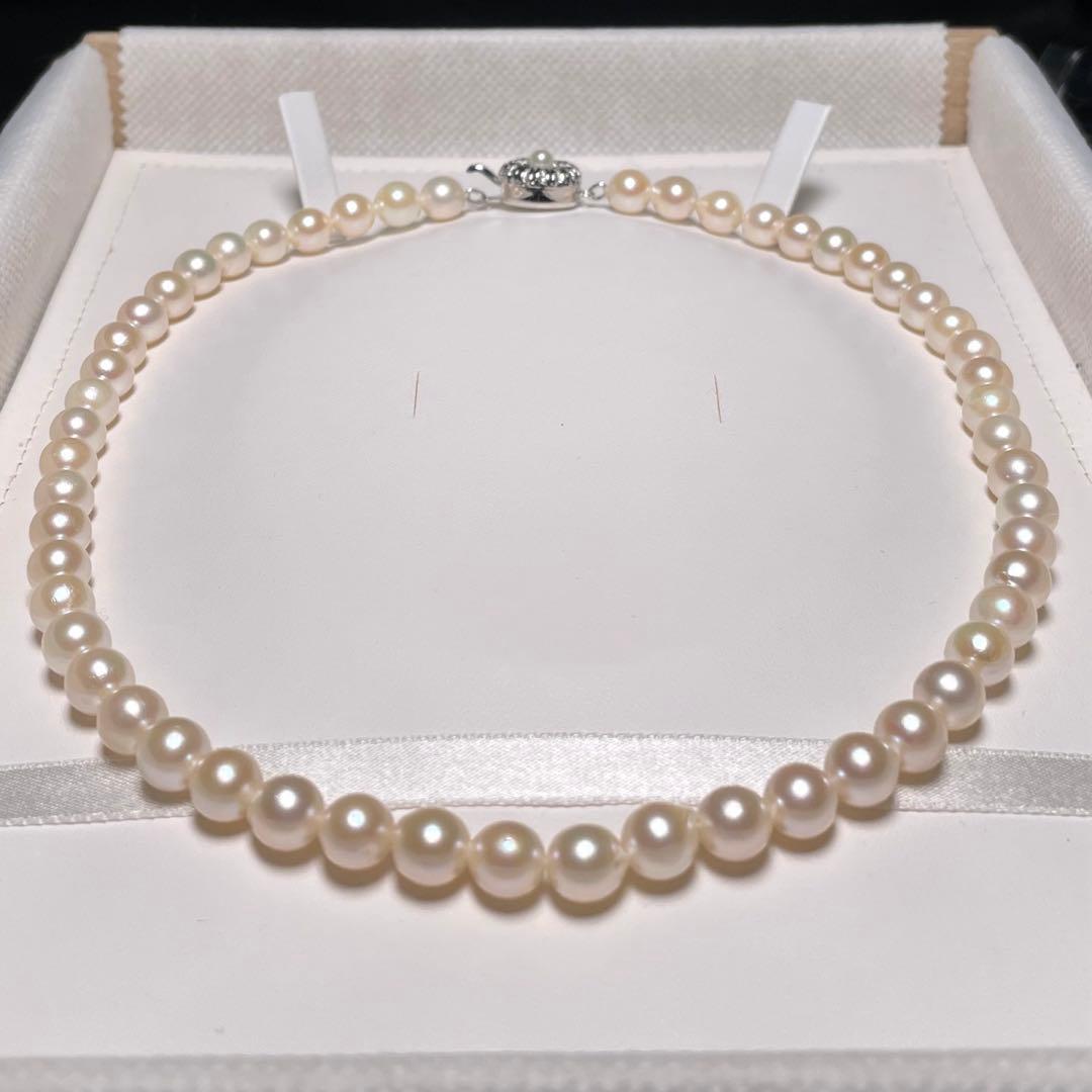 Oyster Akoya pearl necklace with 7.0-7.4mm white round pearls on 42.6cm silver chain marked SILVER