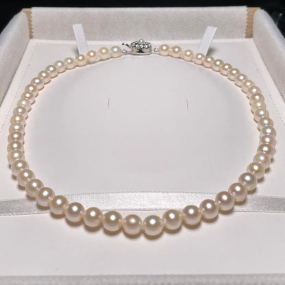 Oyster Akoya pearl necklace with 7.0-7.4mm white round pearls on 42.6cm silver chain marked SILVER
