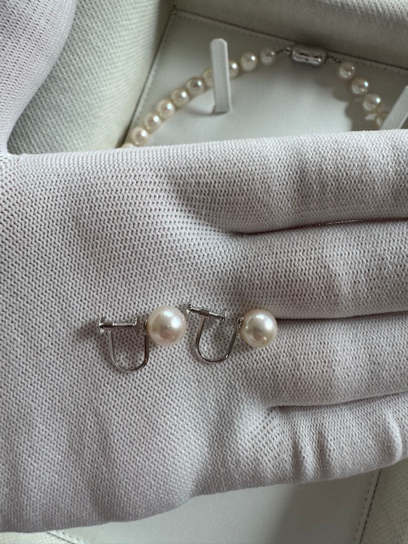 Akoya pearl necklace and earring set with round white pink Hanadama pearls and silver clasps