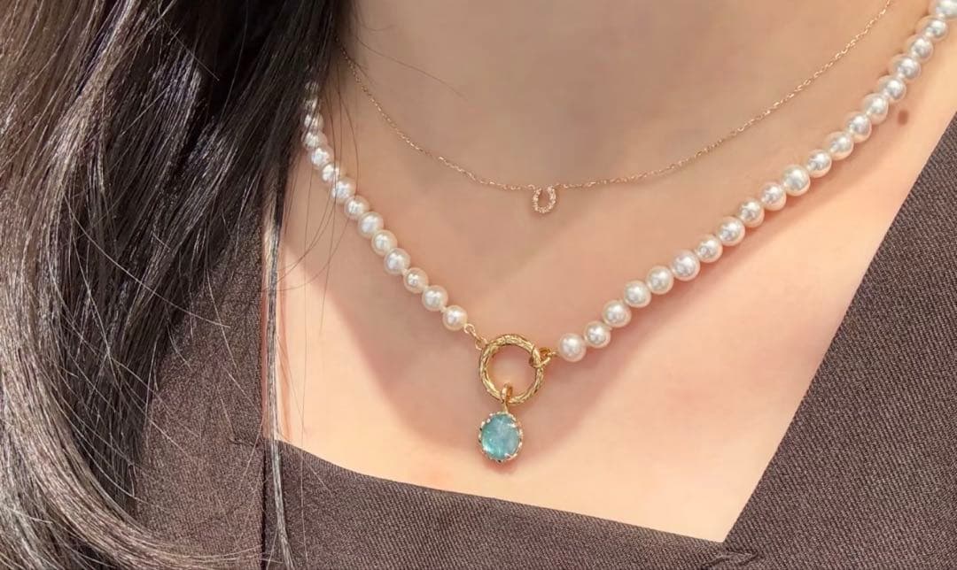 Agete pearl necklace featuring lustrous freshwater pearls displayed with gift box and guarantee card
