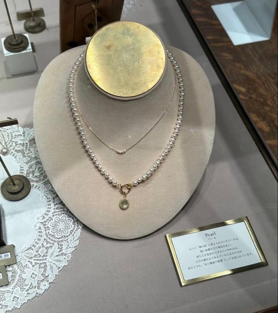 Agete pearl necklace featuring lustrous freshwater pearls displayed with gift box and guarantee card