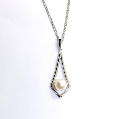 MIKIMOTO silver necklace pendant featuring a 7mm pearl on a 43cm chain weighing 4.6 grams