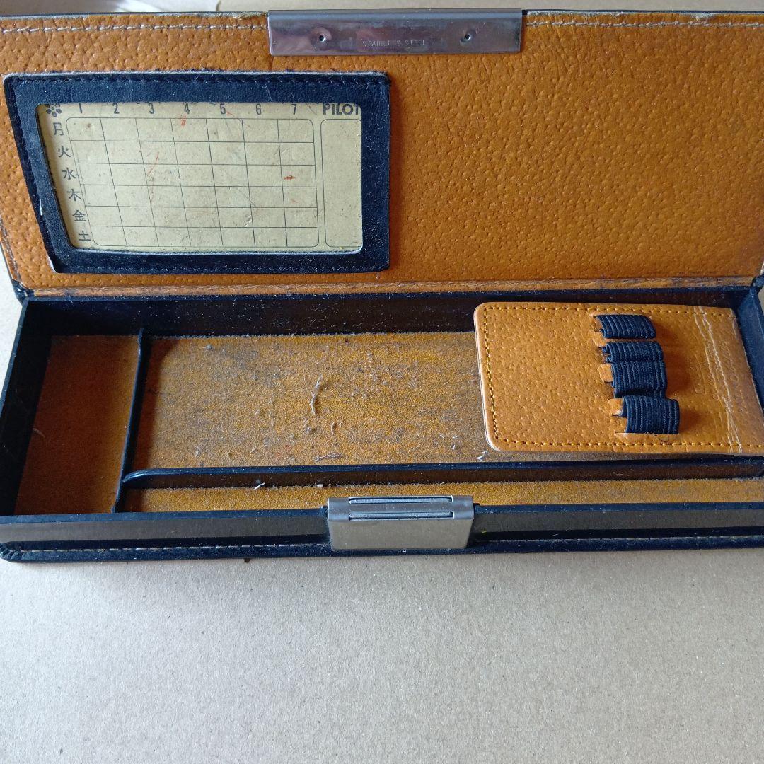 PILOT Pen Case Retro Vintage model CCK-240ML in black exterior with brown interior holding four pens