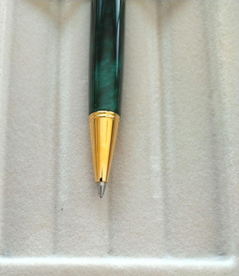 PILOT Grance ballpoint pen in green marble color with dedicated case on white background