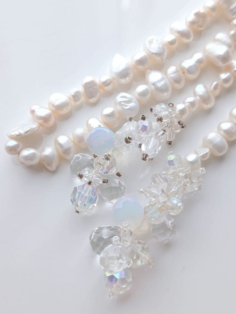 Agatte pearl and beads necklace about 148 cm long, displayed on a white background