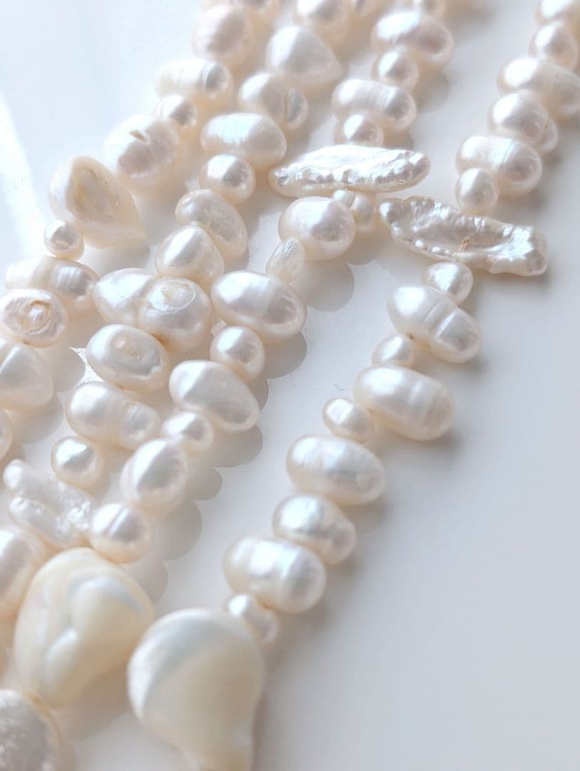 Agatte pearl and beads necklace about 148 cm long, displayed on a white background