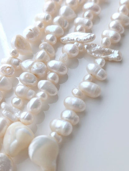 Agatte pearl and beads necklace about 148 cm long, displayed on a white background