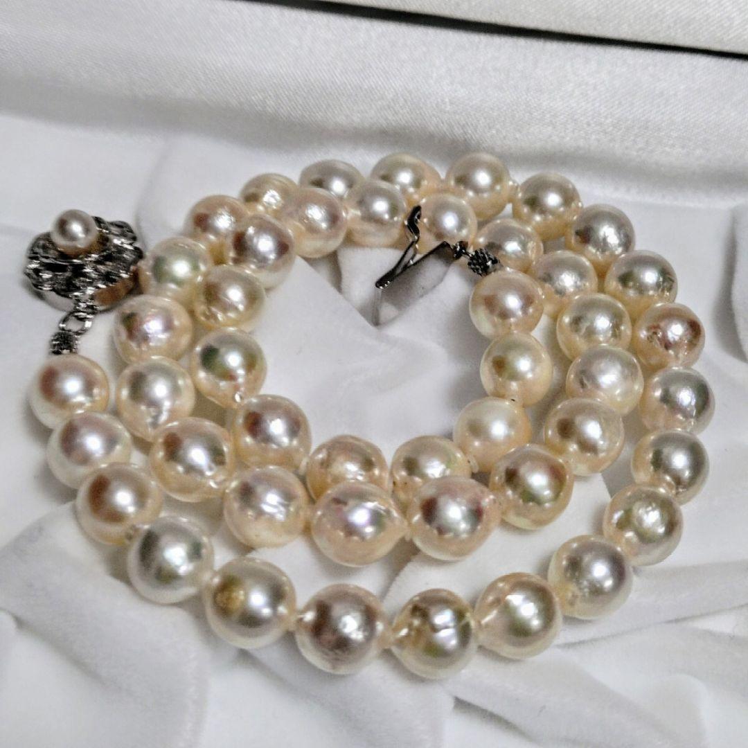 Abyssal Akoya Pearl Necklace in silver with 8.4 mm pearls on a white background