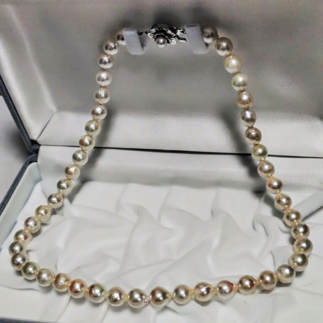 Abyssal Akoya Pearl Necklace in silver with 8.4 mm pearls on a white background