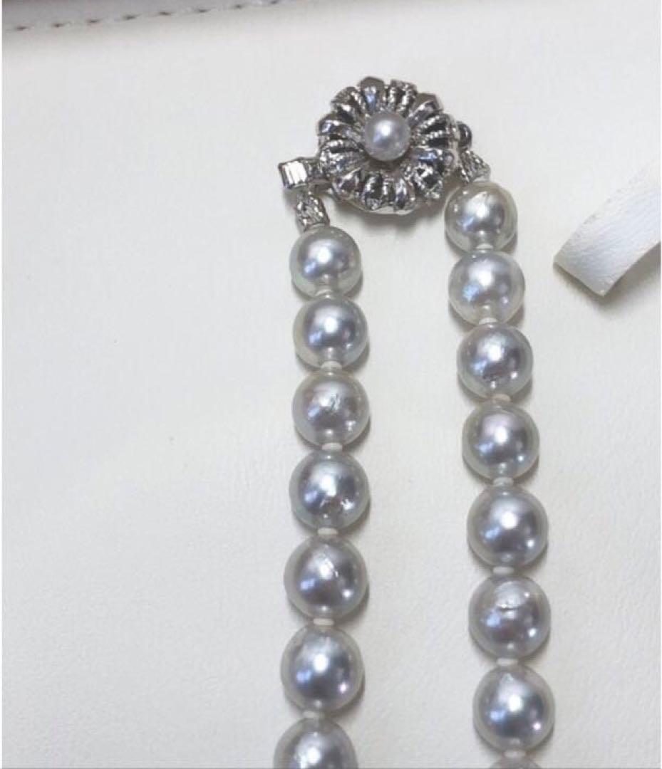 Akoya pearl necklace featuring 6.5-7mm light gray semi baroque pearls on a 39.5cm silver clasp chain