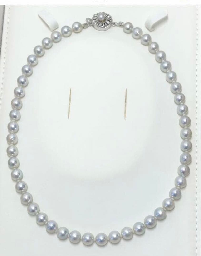 Akoya pearl necklace featuring 6.5-7mm light gray semi baroque pearls on a 39.5cm silver clasp chain