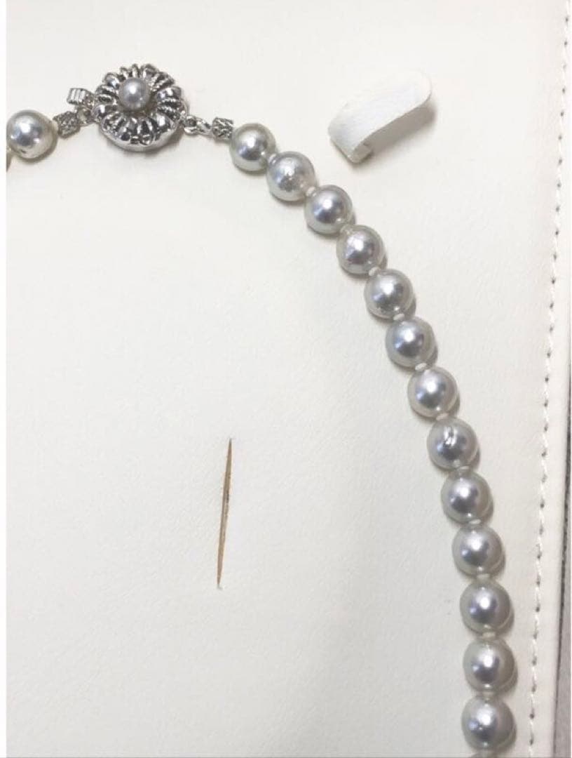 Akoya pearl necklace featuring 6.5-7mm light gray semi baroque pearls on a 39.5cm silver clasp chain
