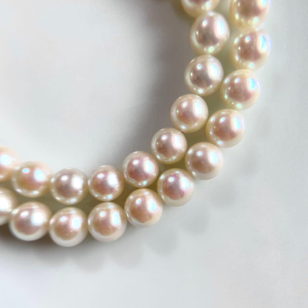 Akoya pearl necklace with 6.5-7.0mm white pearls, silver clasp, 43.5cm length, showing pink and green shimmer colors