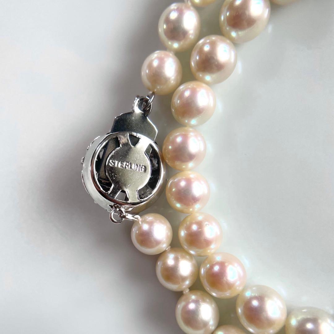 Akoya pearl necklace with 6.5-7.0mm white pearls, silver clasp, 43.5cm length, showing pink and green shimmer colors