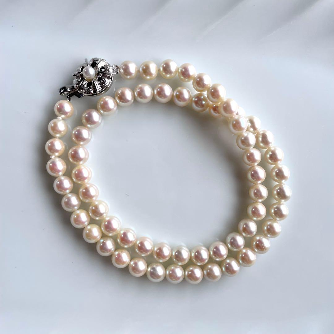 Akoya pearl necklace with 6.5-7.0mm white pearls, silver clasp, 43.5cm length, showing pink and green shimmer colors