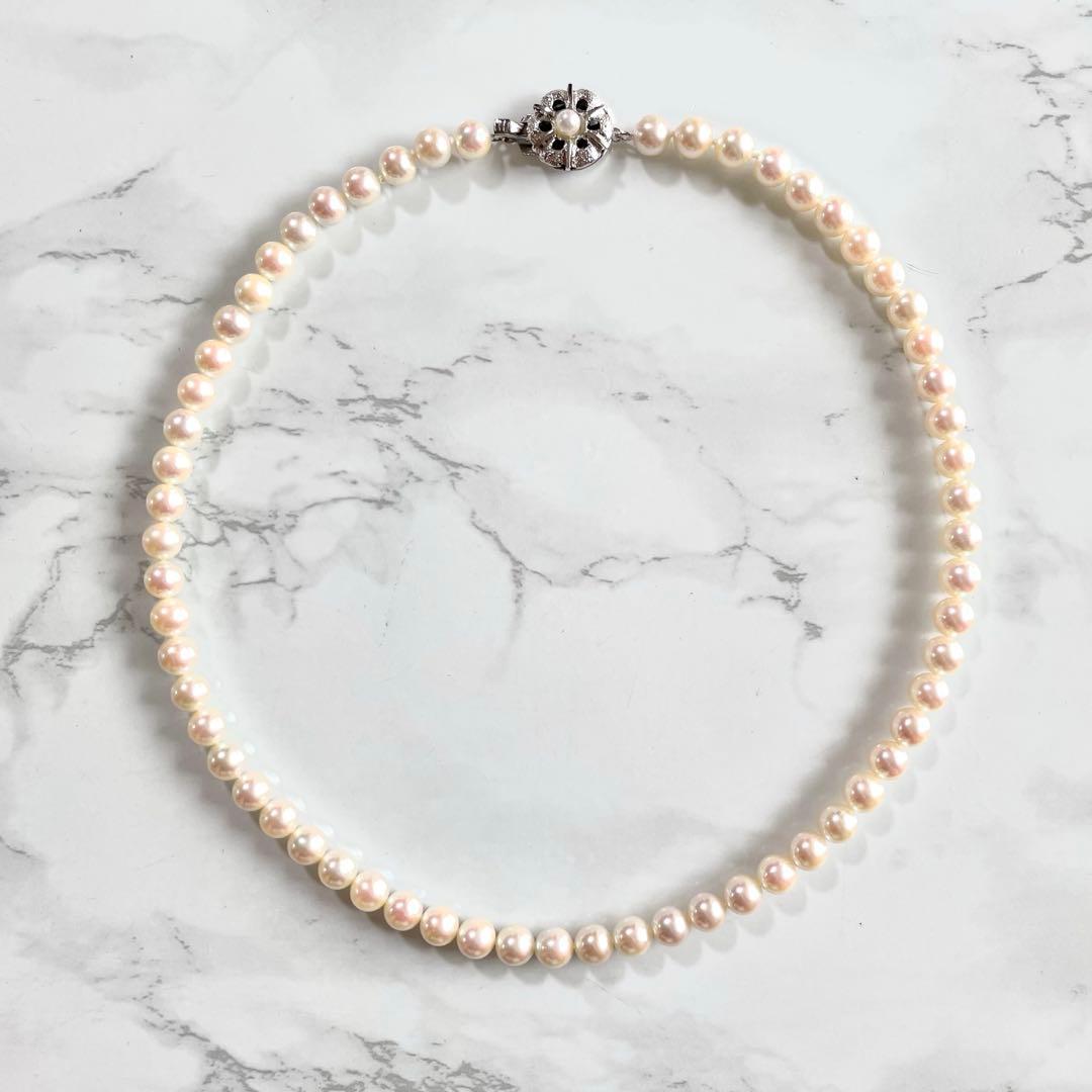 Akoya pearl necklace with 6.5-7.0mm white pearls, silver clasp, 43.5cm length, showing pink and green shimmer colors