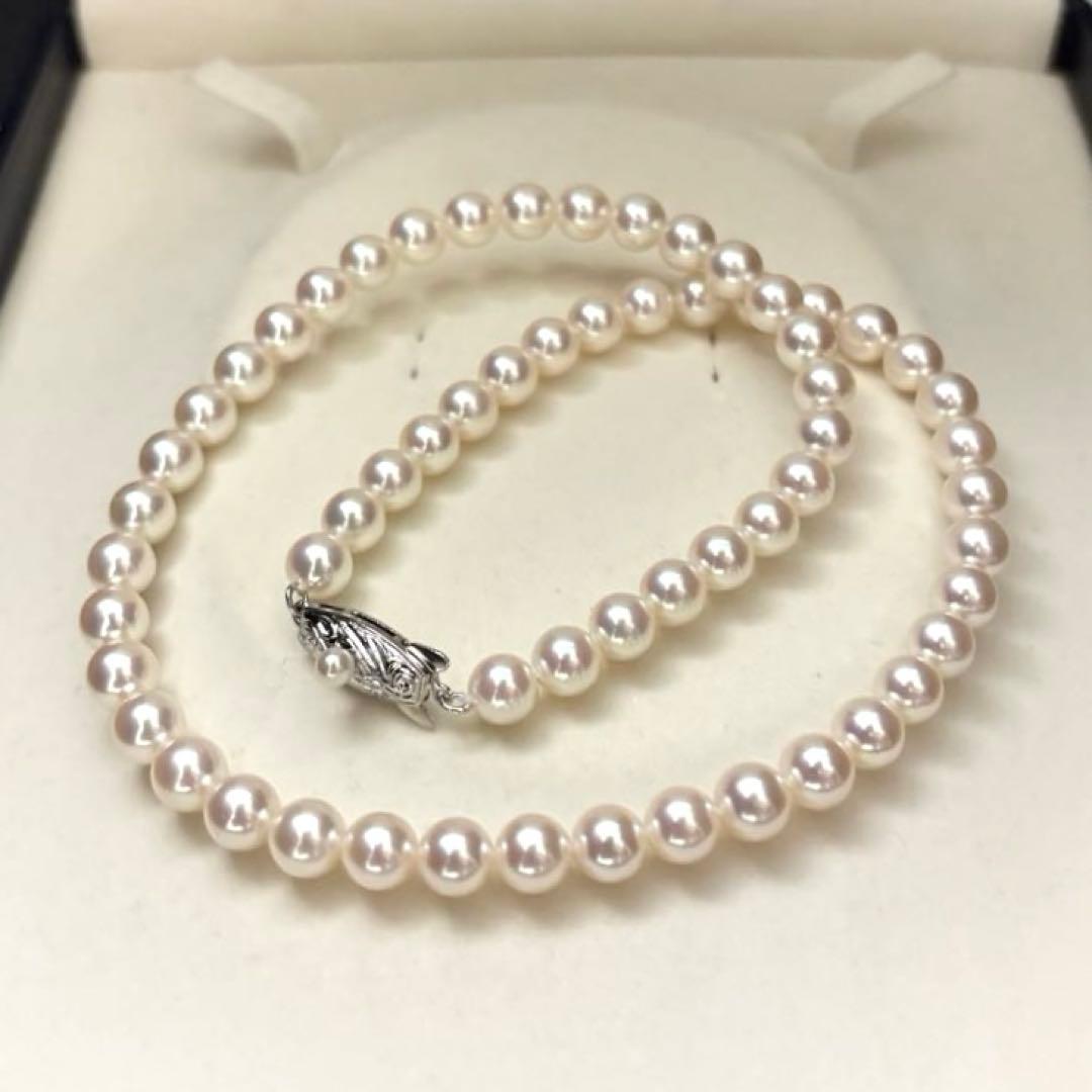 Hanadama Aurora Interference color Akoya pearl necklace in pink white with round 7mm pearls and silver stamp logo