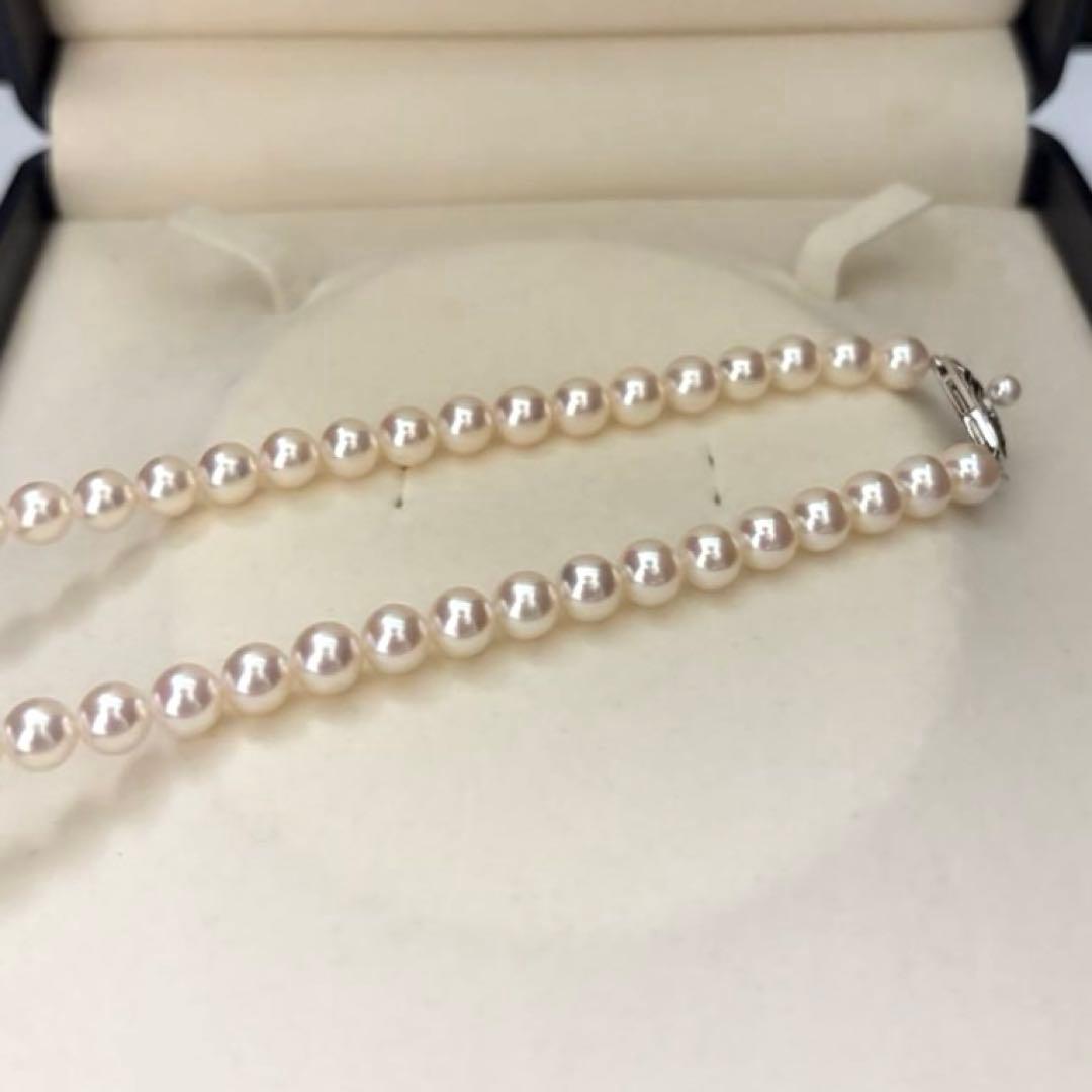 Hanadama Aurora Interference color Akoya pearl necklace in pink white with round 7mm pearls and silver stamp logo