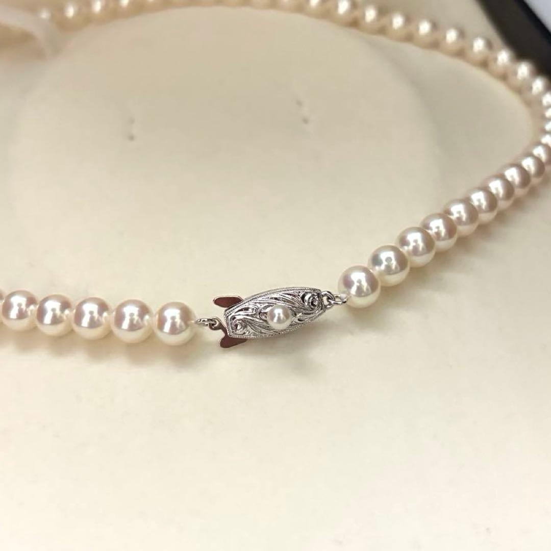 Hanadama Aurora Interference color Akoya pearl necklace in pink white with round 7mm pearls and silver stamp logo