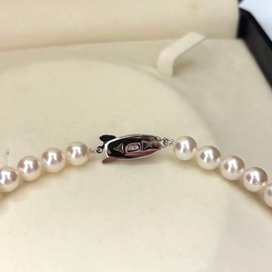 Hanadama Aurora Interference color Akoya pearl necklace in pink white with round 7mm pearls and silver stamp logo
