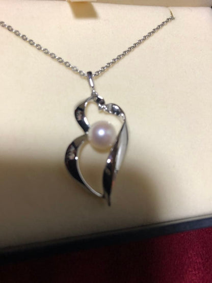 Mikimoto Pearl Necklace featuring a silver 925 link chain with a single pearl pendant