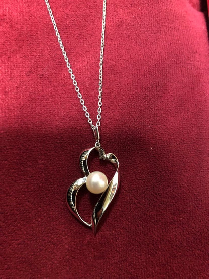 Mikimoto Pearl Necklace featuring a silver 925 link chain with a single pearl pendant