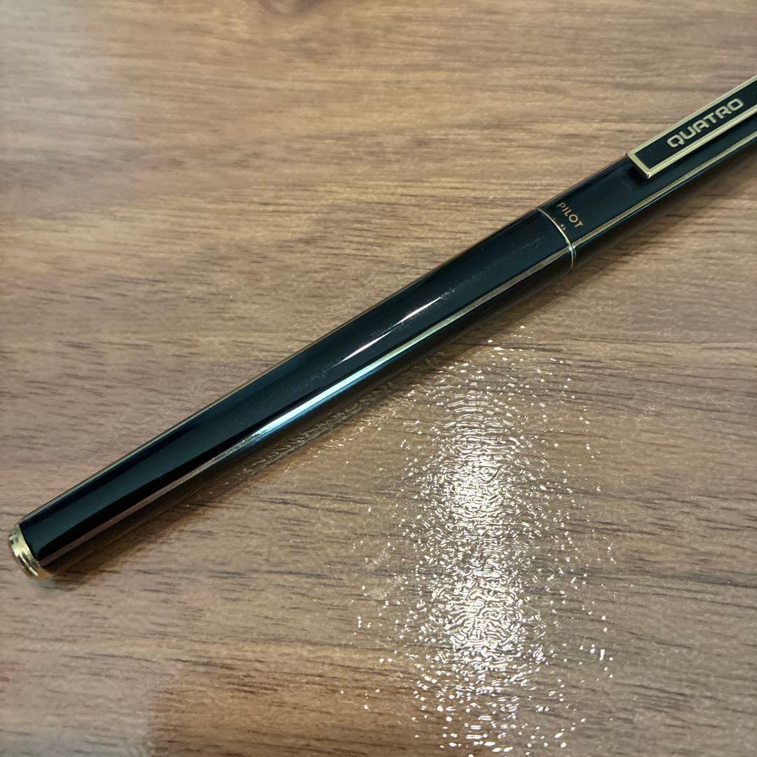 新品 PILOT QUATRO ultra-fine black ballpoint pen with black body and gold slit design, capped tip, new condition