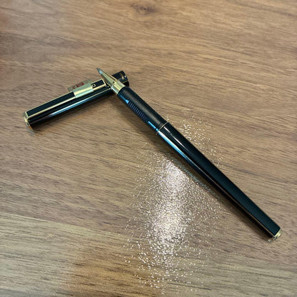 新品 PILOT QUATRO ultra-fine black ballpoint pen with black body and gold slit design, capped tip, new condition