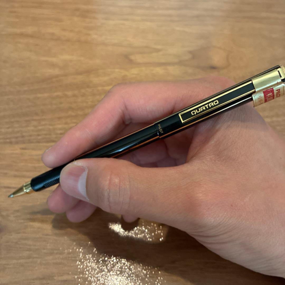 新品 PILOT QUATRO ultra-fine black ballpoint pen with black body and gold slit design, capped tip, new condition
