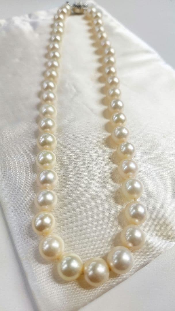 Akoya genuine pearl necklace with 9.5mm natural to cream beads on a 42cm silver chain