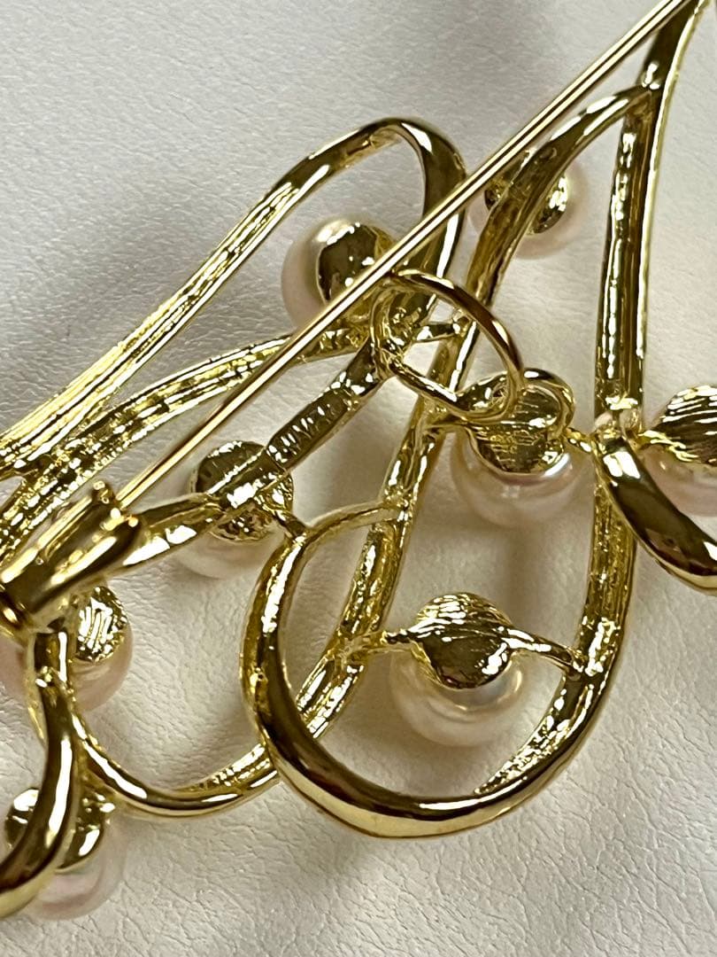 Akoya pearl silver choker necklace with gold color accents and matching brooch measuring 66mm by 30mm