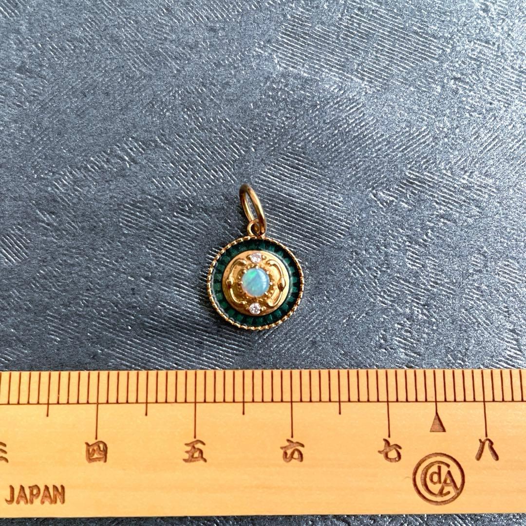 Agete K18 gold pendant top charm with diamond, opal, and green enamel, weight 1.0g, loop size 5mm