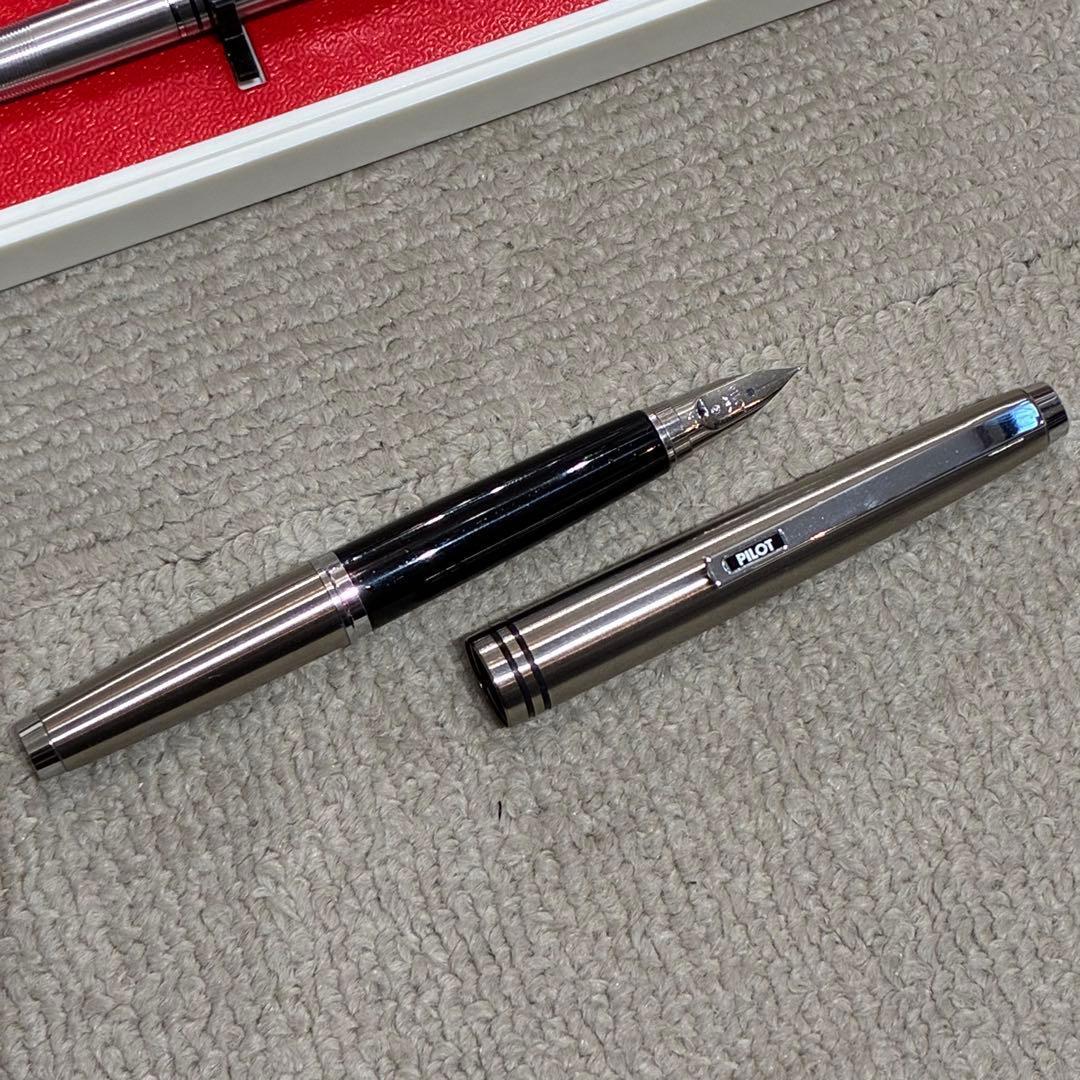 Pilot fountain pen and mechanical pencil set in silver and black with metal body and dedicated case