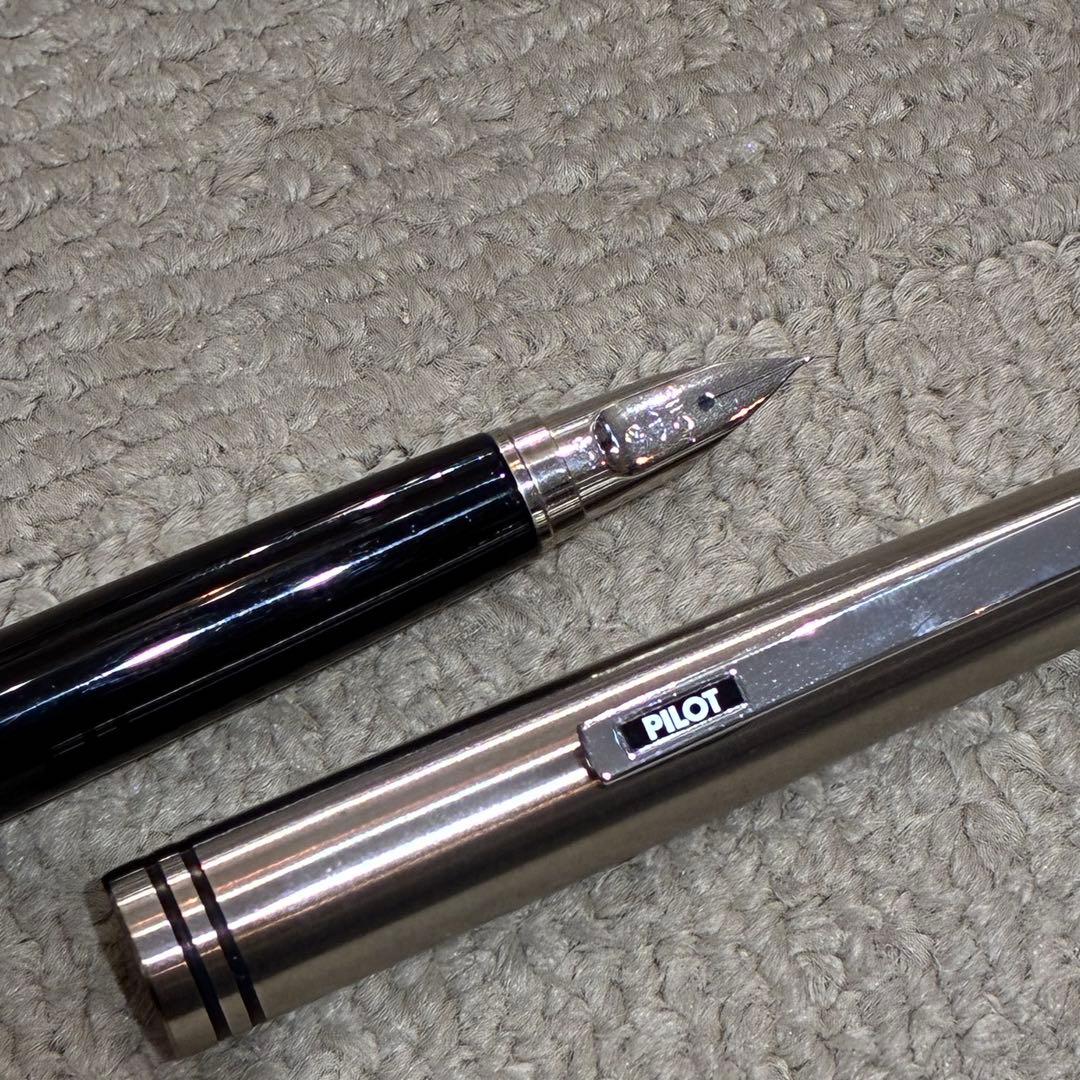 Pilot fountain pen and mechanical pencil set in silver and black with metal body and dedicated case