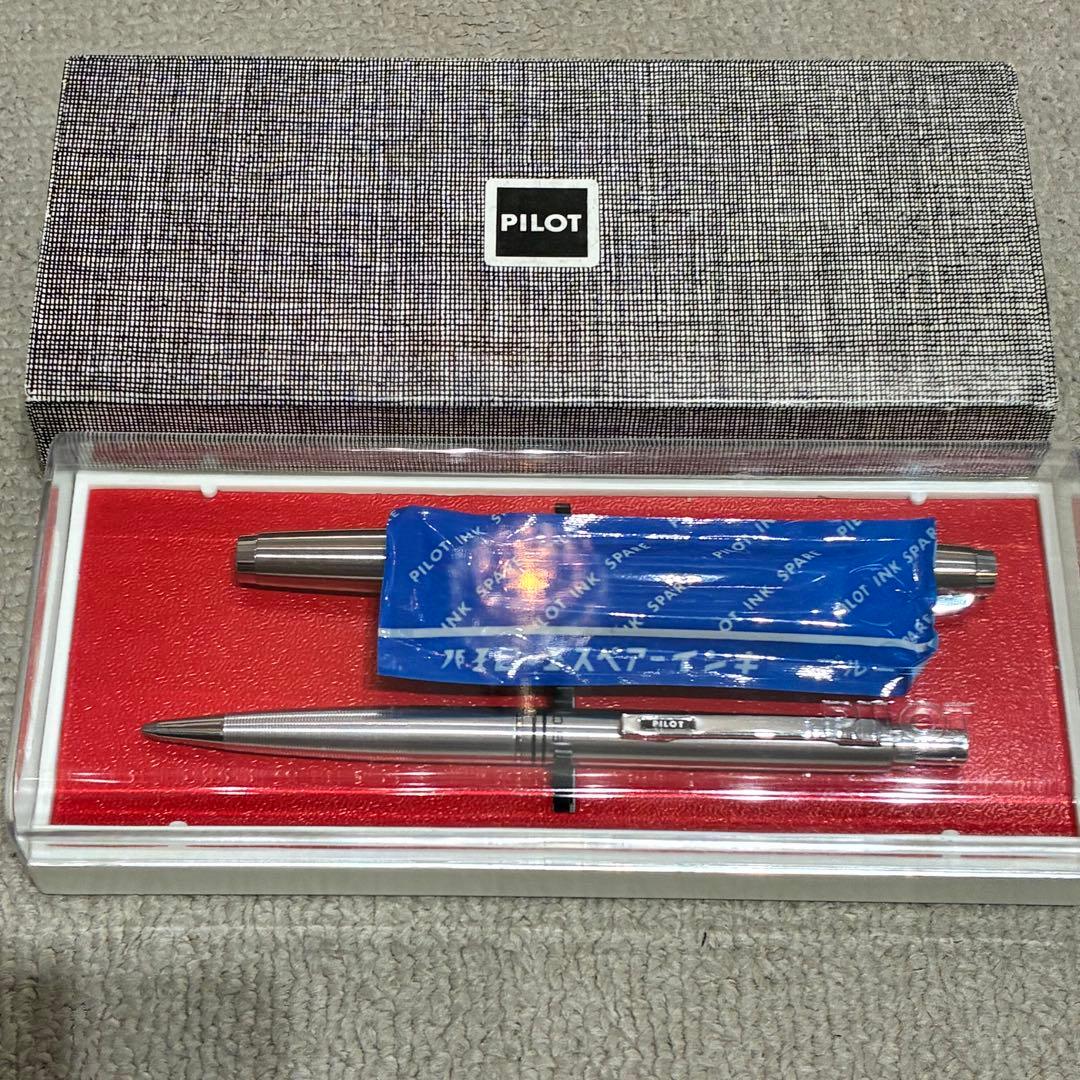 Pilot fountain pen and mechanical pencil set in silver and black with metal body and dedicated case