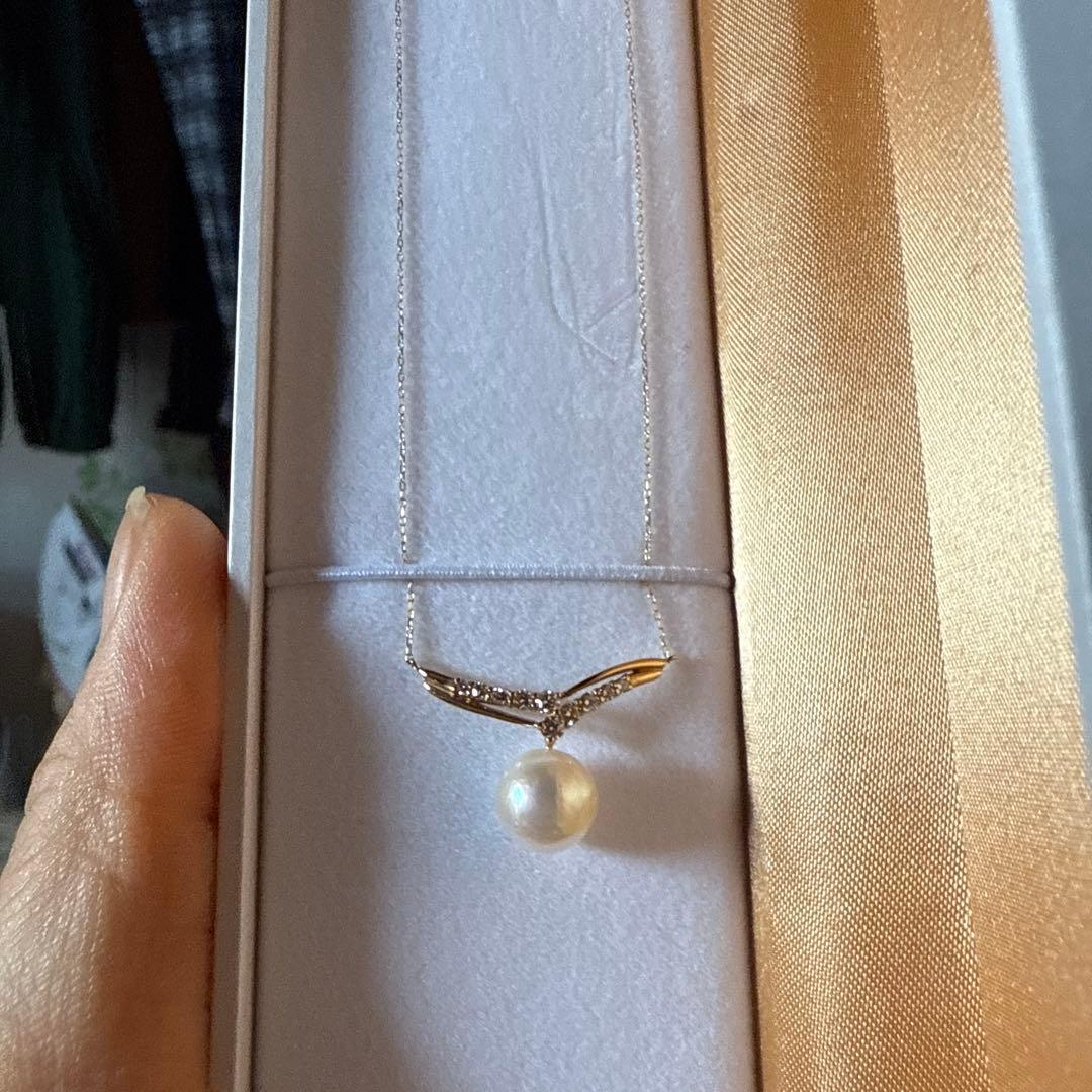 18k gold necklace with 0.2ct diamond and 8.5mm Akoya pearl on a white background