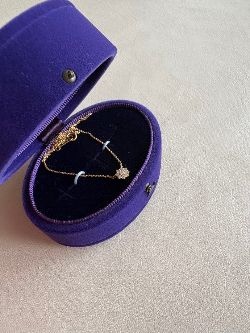 Bellesiora Diamond Necklace in gold K18 featuring sparkling diamonds on a delicate chain
